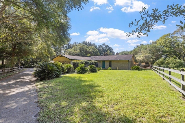 ranch-style house featuring a front yard