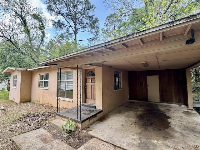 1402 W Tharpe St, Tallahassee, FL 32303 - view of front of home with stucco siding and a carport