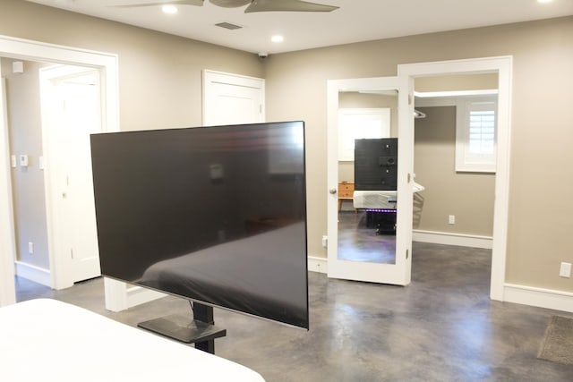 bedroom with ceiling fan