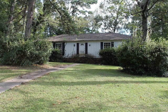 single story home featuring a front yard