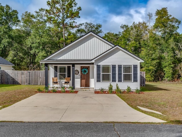 view of front facade featuring a front lawn and a porch