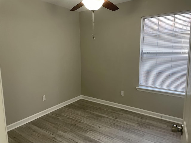 unfurnished room with dark wood-type flooring and ceiling fan