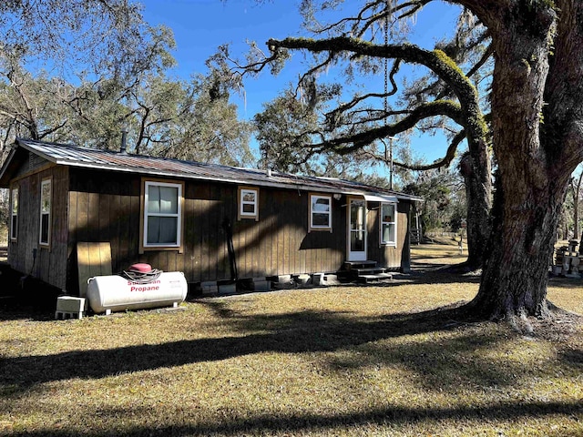 view of front of property with a front yard