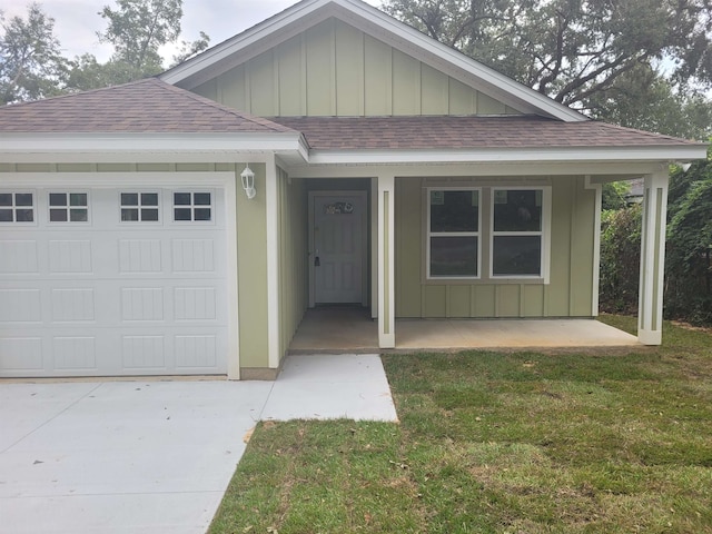 view of front of property featuring a front lawn and a garage