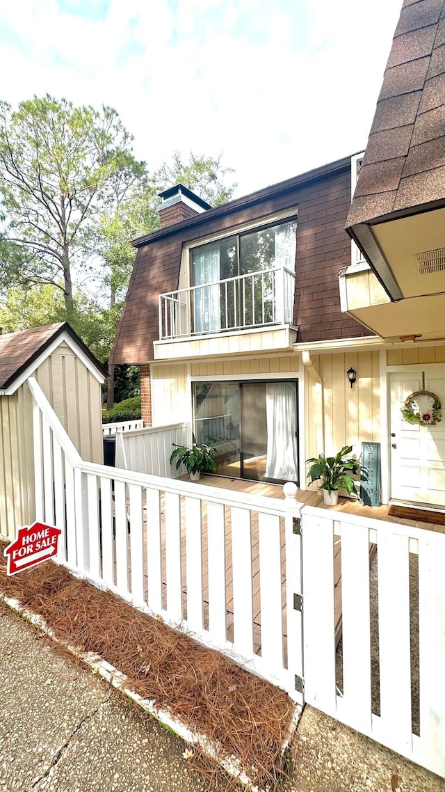 view of front of home featuring a balcony