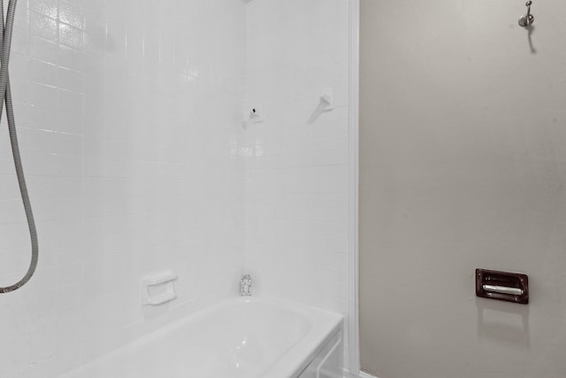 bathroom featuring tiled shower / bath combo