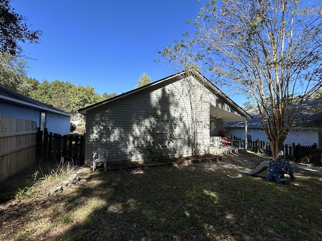 view of side of property featuring a lawn