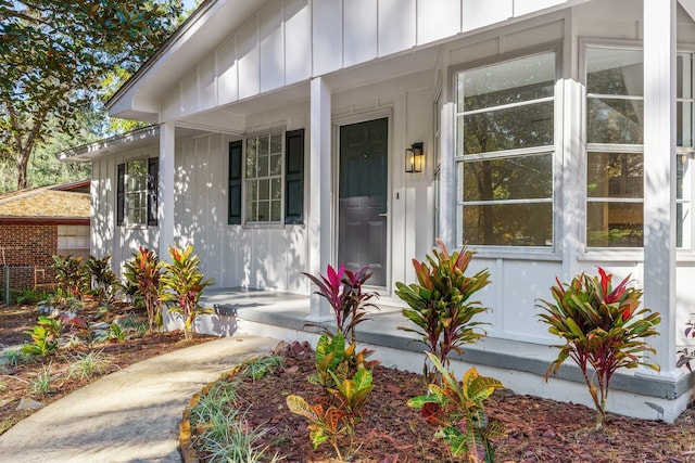 entrance to property featuring covered porch