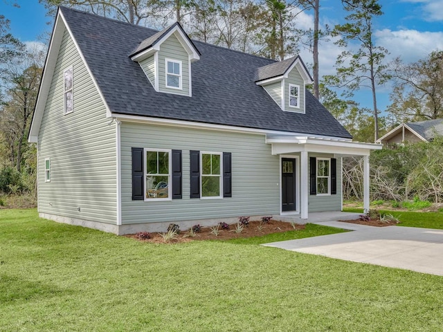 cape cod home featuring a front yard