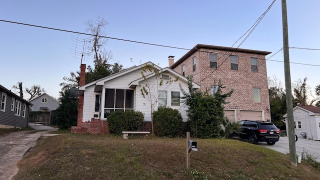 view of front facade featuring a garage and a front yard