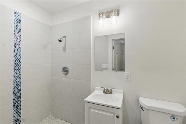 209 SE 10th St, Steinhatchee, FL 32359 - bathroom with vanity, tiled shower, and toilet