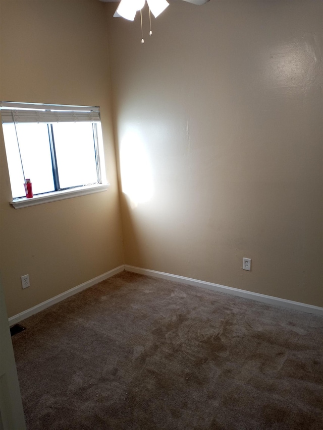 carpeted empty room featuring ceiling fan