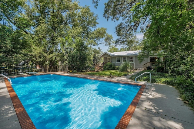 view of swimming pool