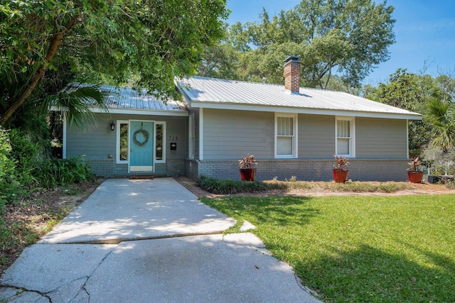 single story home featuring a front yard