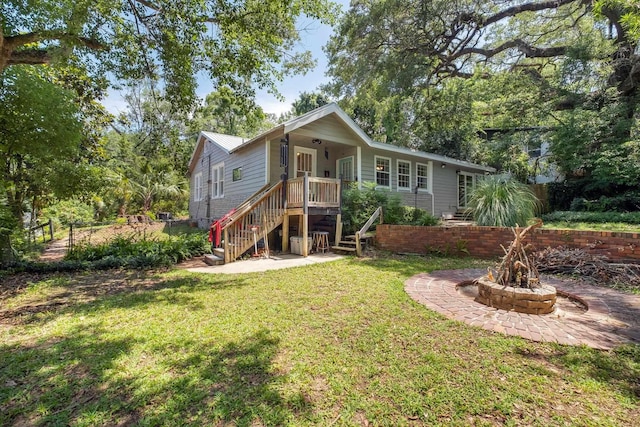 view of front of property with a front yard