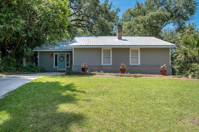 ranch-style house featuring a front lawn