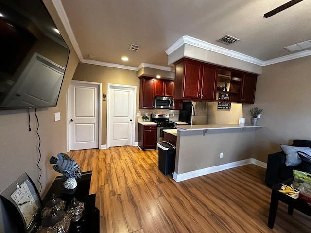 kitchen with a breakfast bar, appliances with stainless steel finishes, tasteful backsplash, kitchen peninsula, and light wood-type flooring