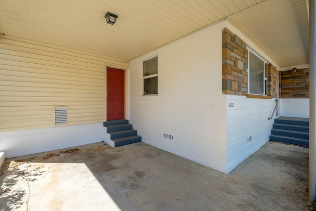 entrance to property with crawl space