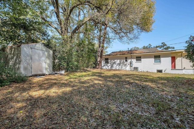 view of yard with a storage unit and an outdoor structure