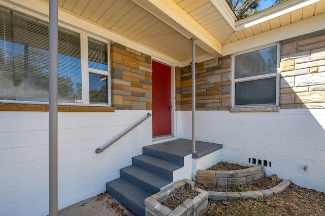 entrance to property featuring crawl space