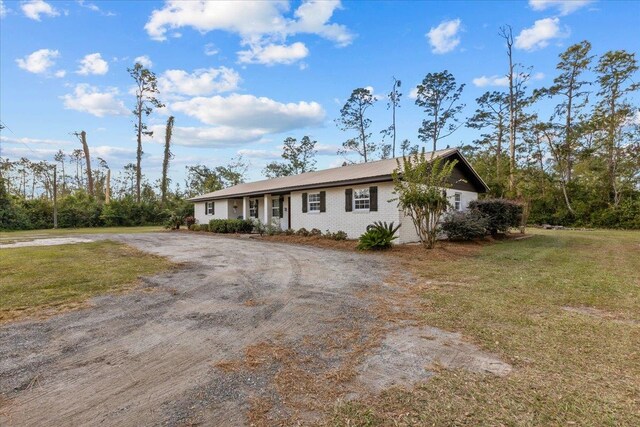 ranch-style home with a front yard