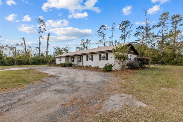 ranch-style house featuring a front yard