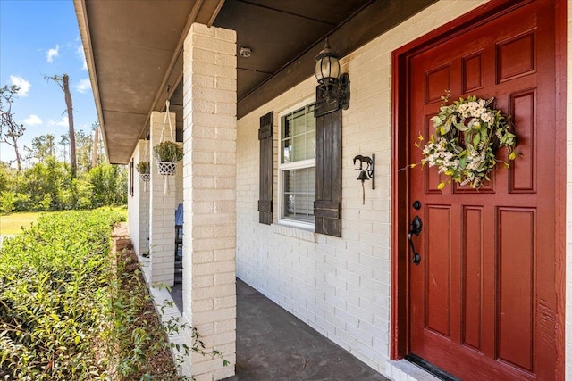 property entrance featuring a porch