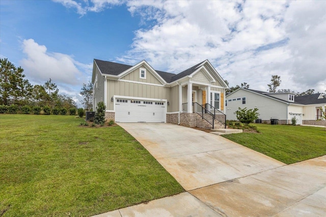 craftsman inspired home featuring a front yard