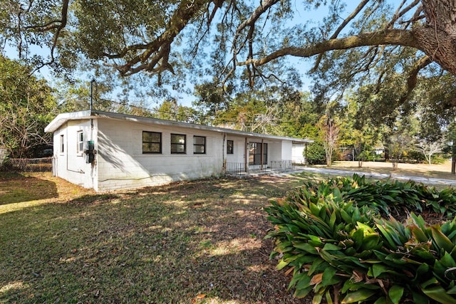 ranch-style home featuring a front lawn