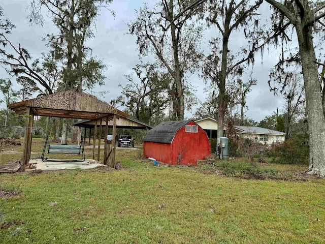 view of yard featuring a shed