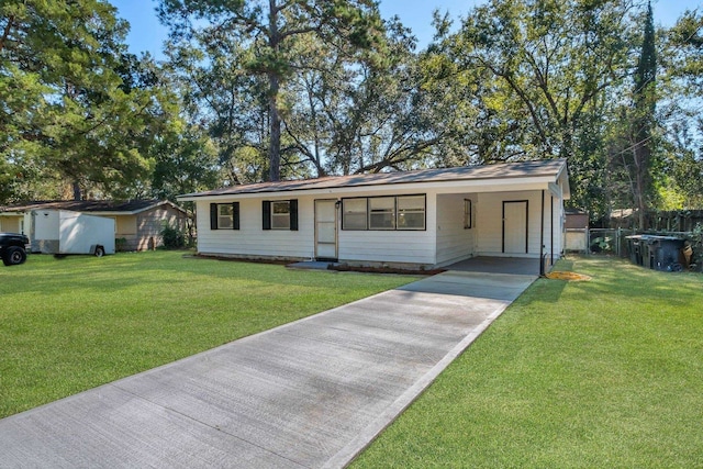 ranch-style home featuring a front lawn and a carport