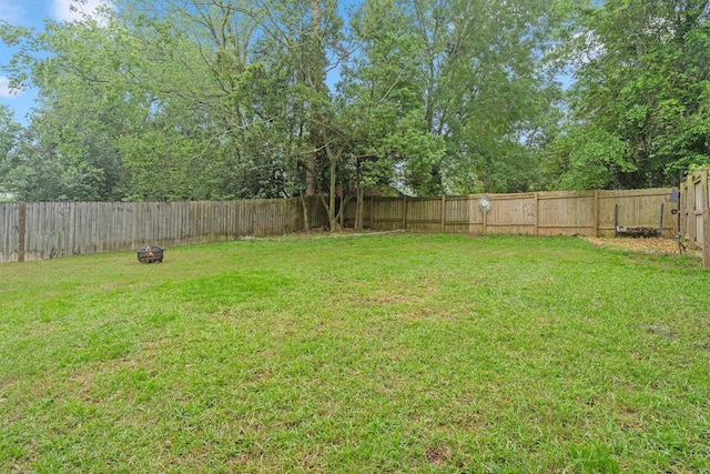 view of yard featuring a fenced backyard