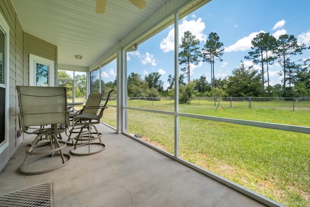 sunroom with ceiling fan