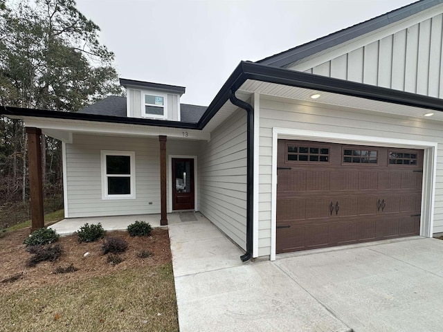 view of front facade featuring covered porch and a garage