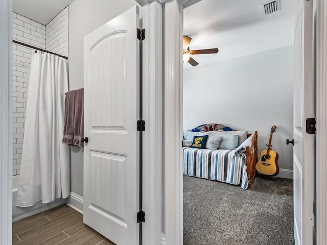 bathroom featuring shower / tub combo and ceiling fan