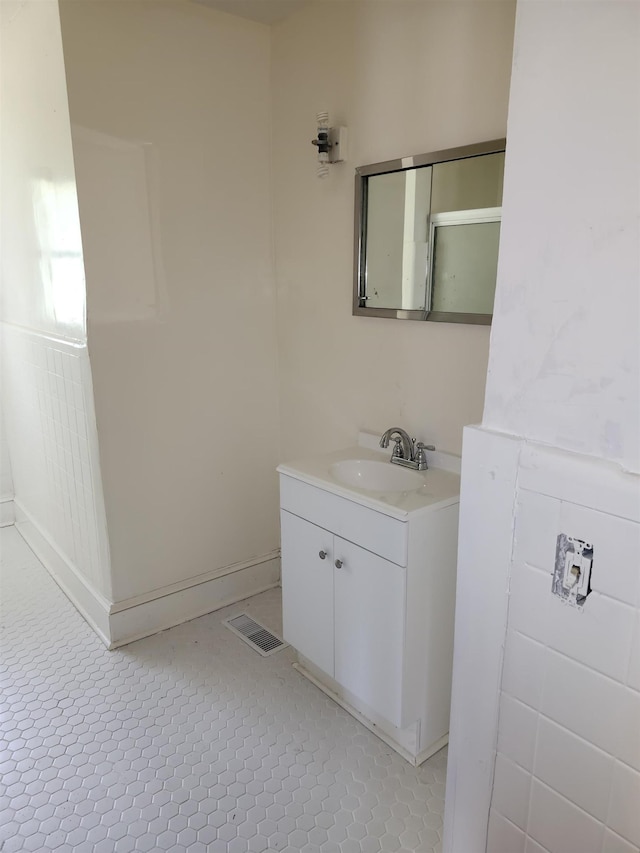512 Hampton Ave, Tallahassee, FL 32310 - bathroom with vanity and visible vents