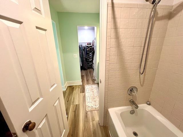 1814 Atlantis Pl, Tallahassee, FL 32303 - bathroom with wood finished floors and shower / washtub combination