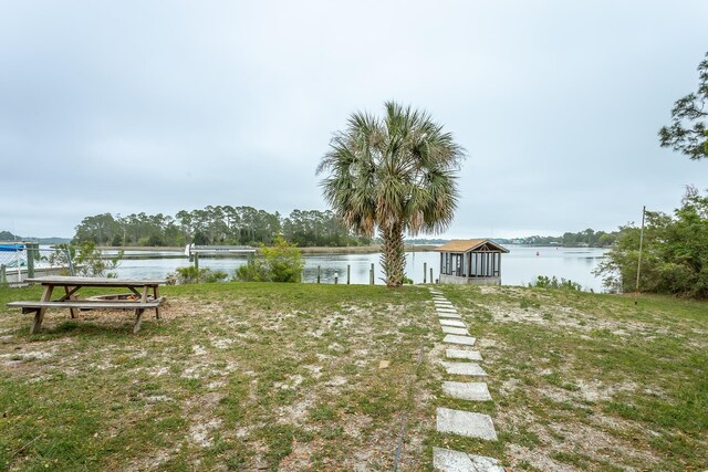 view of yard featuring a water view