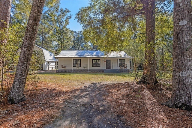 ranch-style house with a porch