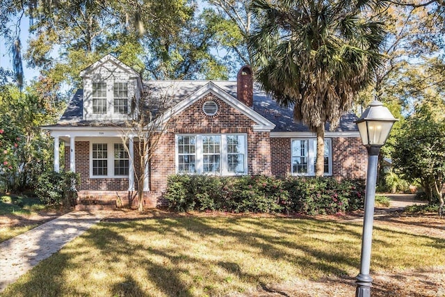 view of front facade with a front yard