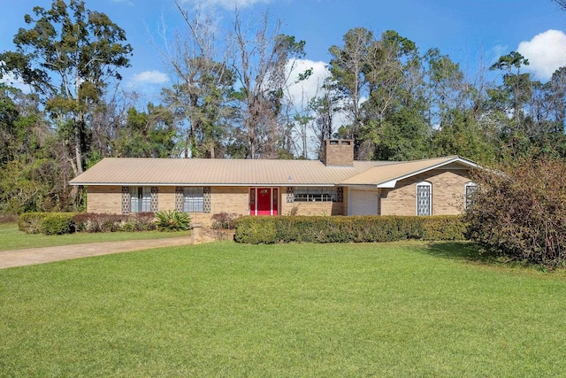 ranch-style house featuring a front yard