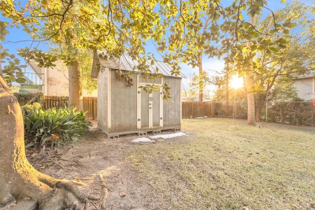 view of yard with a storage shed