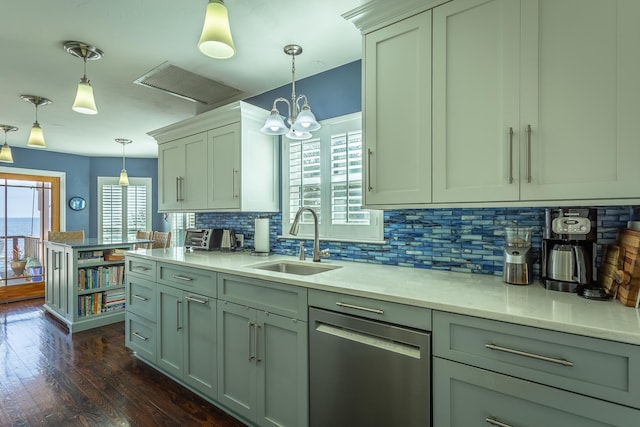 kitchen featuring tasteful backsplash, sink, dark hardwood / wood-style flooring, hanging light fixtures, and a notable chandelier