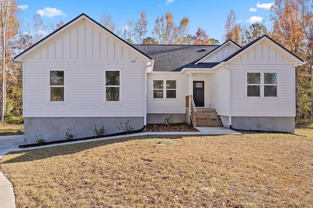 view of front of home featuring a front yard