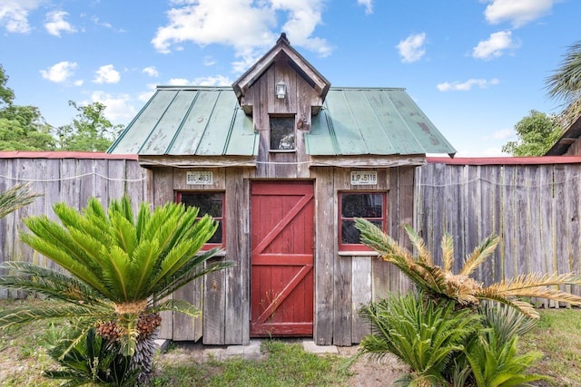 view of outdoor structure with an outbuilding