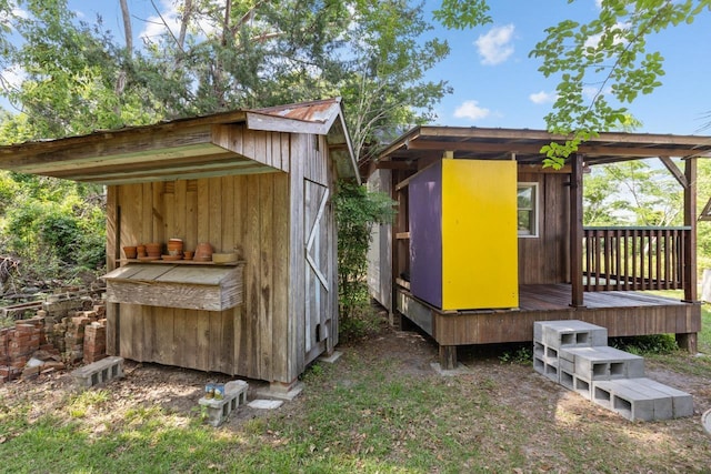 view of outdoor structure with an outbuilding