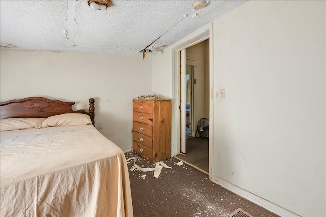 143 Washington Ave, Havana, FL 32333 - bedroom with a textured ceiling