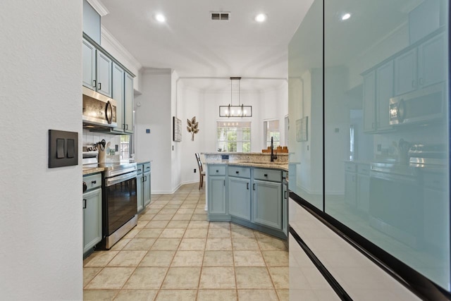 kitchen with a peninsula, recessed lighting, a chandelier, a sink, and stainless steel appliances