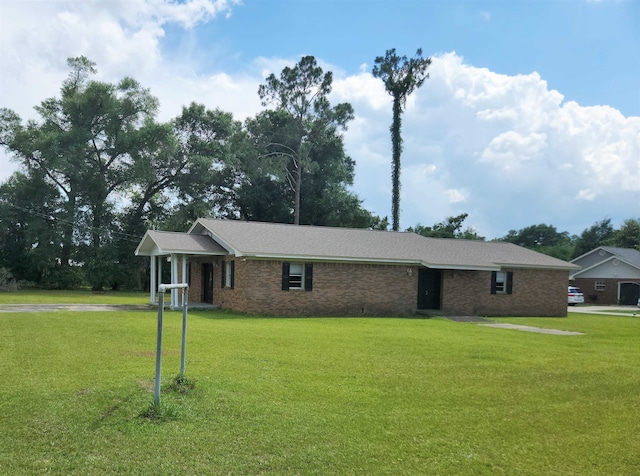 ranch-style home featuring a front lawn