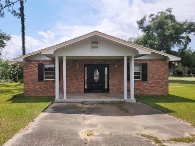 view of front of house with a porch and a front yard